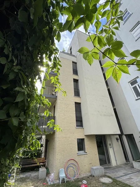 Moderne 2-Zimmerwohnung mit Balkon und Einbauküche in bester Lage von Friedrichshain — photo 1